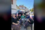 Gelin konvoyunun önünü kesen kadınlar yol ortasında tavla oynayıp, kahve içtiler 