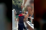 Gezi teknesinde rahatsızlanan çocuğa sahil güvenlik yardımı 