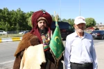 Giydiği Selçuklu kıyafetiyle, Konya'dan Ahlat'a Cumhurbaşkanını görmek için geldi