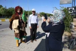 Giydiği Selçuklu kıyafetiyle, Konya’dan Ahlat’a Cumhurbaşkanını görmek için geldi