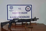 Gönen’de ruhsatsız silah ve 3 çalıntı motosiklet ele geçirildi