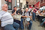 Görme engelli vatandaş 50 yıldır darbuka çalıp türkü söyleyerek geçimini sağlıyor 