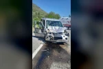 Hafif ticari araç ile kamyonet çarpıştı: 6 yaralı 