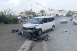 Hafif ticari araçla çarpışan otomobilin sürücüsü yaralandı 