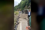 Hafriyat kamyonu yola devrildi: 1 yaralı 