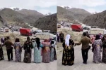 Hakkari-Van yolunda heyelan yolu kapattı, halay moral oldu 