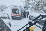 Hakkari’de yolda kalan ambulansın imdadına ekipler yetişti 