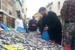 Hamsinin kilosu 50 liraya düştü, vatandaşlar poşet poşet aldı