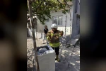 Hassa ve Erzin’de yerleşim alanlarına giren yılanları itfaiye yakaladı 