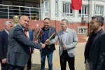 Hassalı muhtarlardan öğretmenlere çiçekli teşekkür 