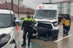 Hasta taşıyan ambulansla hafif ticari araç çarpıştı: 8 yaralı 