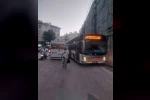 Hatalı park edilen servis aracı trafiğin tıkanmasına sebep oldu 