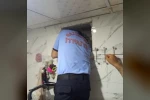 Havalandırma boşluğunda mahsur kalan güvercini itfaiye kurtardı 