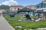 Havaların ısınması ile aileler parklara akın etti 