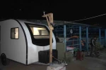 Hayvan pazarında karavan ve çadır kamping...