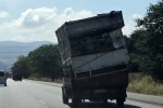 Hurda kasaları eğik şekilde taşıyan kamyonet tehlike oluşturdu