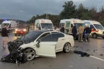 İki otomobilin çarpışmasıyla 1'i ağır 5 kişi yaralandı