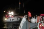 İçinde 8 kişi bulunan ve sürüklenen yelkenli tekne arızalanınca KIYEM ekipleri kurtardı 
