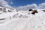 İran sınırında 3 metreyi aşan karda yol açma çalışması 