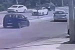 Işıkta aniden şerit değiştiren araca, otomobil çarptı