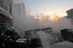 İtfaiye erlerinin alevlere müdahalesi kamerada