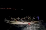 İzmir’de sürüklenen lastik bottaki 33 düzensiz göçmen kurtarıldı 
