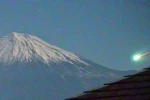 Japonya’daki Fuji Dağı semalarını aydınlatan meteor görsel şölen yaşattı 