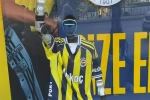 Kadıköy’de Fenerbahçe forması giyen robot ilgi odağı oldu 