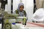 Kadın terzi, veresiye aldığı makinelerle kendi işini kurdu