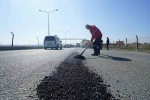 Kahramanmaraş’ta deforme olan yollar sıcak asfaltla tamir ediliyor