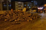 Kamyondan kara yoluna dökülen odunlar kaldırıldı