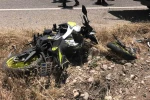 Kamyonet ile motosiklet çarpıştı: 1’i ağır 2 yaralı