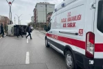 Kamyonet refüje çarparak devrildi: 2 yaralı 