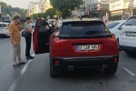 Kapısı açılan otomobile çarpan motosiklet sürücüsü yaralandı
