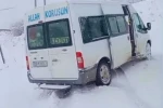 Kar yağışı nedeniyle yolda kalan öğrenci servisinin imdadına İl Özel İdaresi ekipleri yetişti