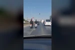 Kara yolunda seyir halindeyken ayağıyla önündeki motosikleti itmeye çalıştı
