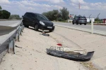 Karaman’da otomobil bariyerlere çarptı: Kaza anı kamerada 