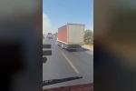Karayolundaki otluk alanda çıkan yangın ormana sıçramadan söndürüldü