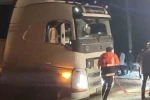 Karda mahsur kalan tır belediye ekipleriyle kurtarıldı