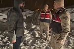 Karda mahsur kalan vatandaşı jandarma kurtardı