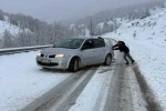 Karlı yolda birçok araç mahsur kaldı 