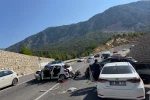 Karşı şeride geçip 3 araca çarptı: 4 yaralı