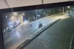 Karşıdan karşıya geçmeye çalışan çocuğa motosikletin çarptığı kaza kamerada