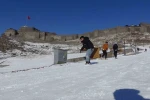 Kars’ta kızağını kapan kale yokuşuna koştu