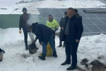 Kars’ta köylüler, içmesuyu için kurdukları GES sitemlerinin karını imece usulü temizliyor
