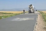 Kars’ta yol yatırımları hız kesmiyor: Asfalt, beton yol ve parke taşı çalışmaları sürüyor