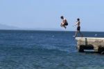 Kavurucu sıcaklarda sahillere akın ettiler