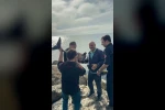 Kayalıklara sıkışan yunusu polis memuru kurtardı 