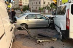 Kayseri’de otomobil park halindeki 2 araca çarptı 