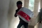 Kendi ağırlığı kadar un çuvalını taşıyan Filistinli çocuğun sevinci 